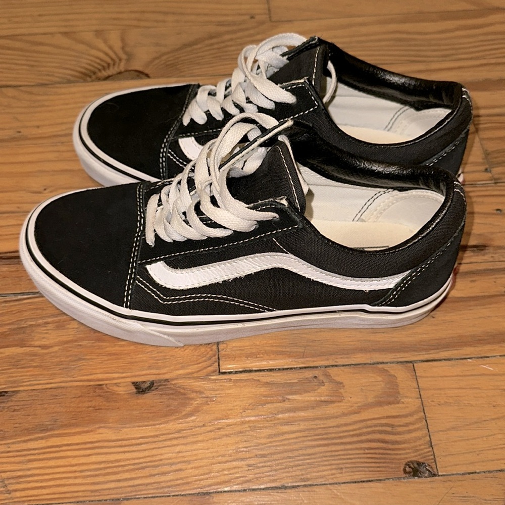 Vans old skool low sneaker. Excellent condition!